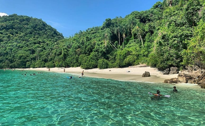 Praia do Dentista na Ilha da Gipóia
